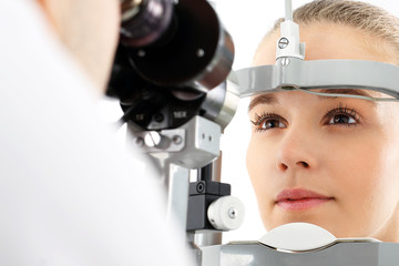 Badanie wzroku.
Pacjentka podczas badanie wzroku w klinice okulistycznej  - obrazy, fototapety, plakaty