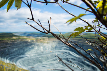 Пейзаж с видом на карьер рядом с городом Качканар 