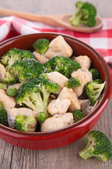 chicken cooked with cream and broccoli