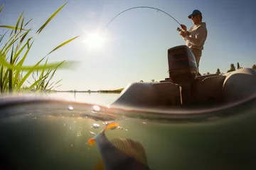 Photo sur Plexiglas Pêcher Pêcheur avec tige dans le bateau et vue sous-marine