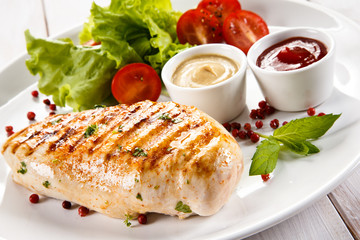 Grilled chicken fillet and vegetables