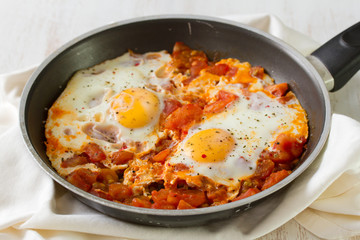 fried eggs with tomato