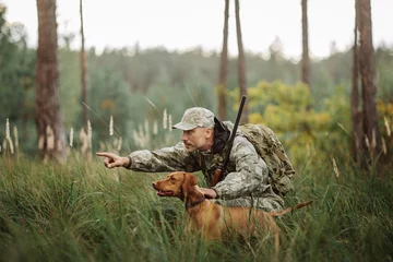 Papier Peint photo autocollant Chasser Yang Hunter avec fusil et chien en forêt