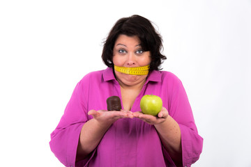 frau balanciert mit der ernährung