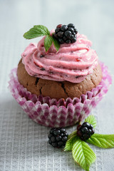 Veganer Schoko-Cupcake mit Brombeerfrosting