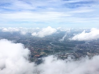 Obraz premium city under the white cloud