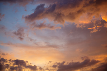 Obraz premium Colorful orange and blue dramatic sky with clouds for abstract background