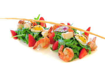 Salad with shrimp and strawberries