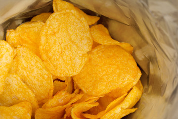 Blick in geöffnete Chipstüte