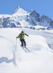 Freerider springt über eine Wächte