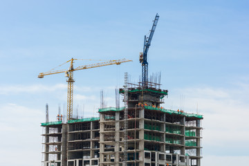 Building crane and building under construction
