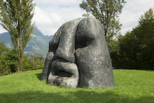 Skulptur "Ubinas" von Rolf Blättler in der Freizeitanlage bei Beckenried, Nidwalden, Schweiz