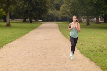 Athletische Frau trainiert im Park