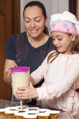 Preparando cupcakes con mamá