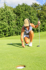 Golferin bessert ihre Pitchmarke aus