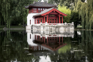 Obraz premium garden of the world berlin, chinese temple at a lake