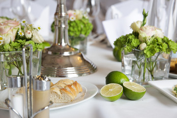 gedeckter tisch bei einer hochzeitsfeier