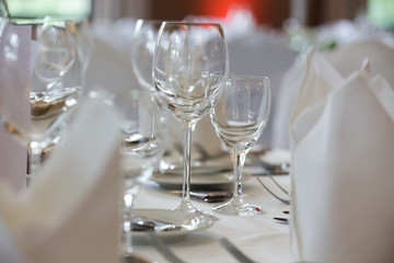 festlich gedeckter Tisch bei einer Hochzeitsfeier