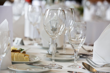 festlich gedeckter Tisch bei einer Hochzeitsfeier