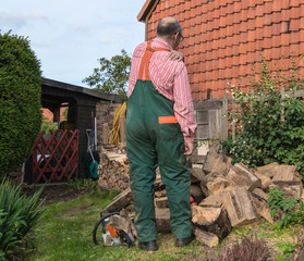 Mann mit Rückenschmerz