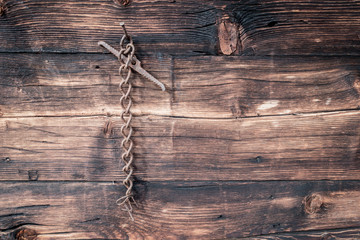 Kette an einer Holzwand als Hintergrundbild