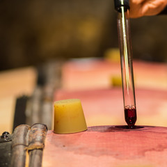 prélèvement de vin du tonneau