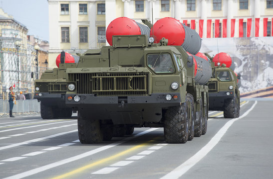 Пусковые установки ЗРС С-300ПМ на репетиции парада в честь Дня Победы в Санкт-Петербурге