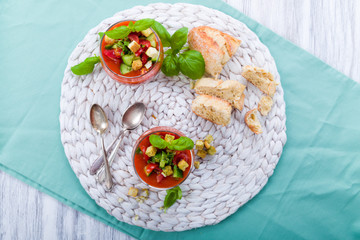 Frische Gazpacho mit Croutons