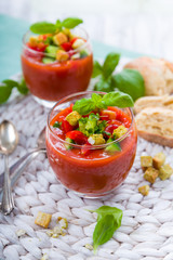Frische Gazpacho mit Croutons