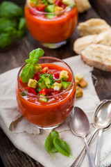 Frische Gazpacho mit Croutons