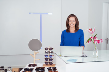 frau steht an der kasse bei einem optiker