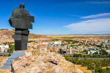 Puertollano tendida a los pies del Monumento al Minero, Ciudad Real, Castilla-La Mancha