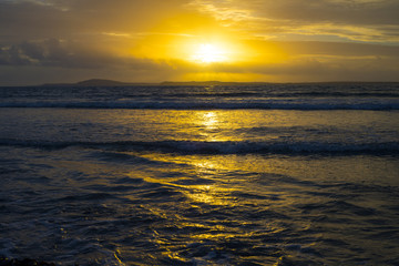 Obraz premium beautiful calming sunset rays from beal beach