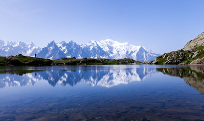 Lac de montagne, reflétant le Mont-Blanc 