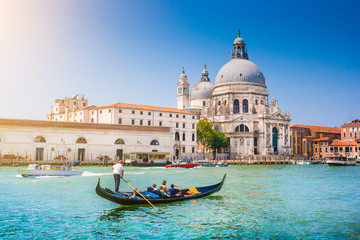 Fototapeta premium Gondola na Canal Grande z Bazyliką Santa Maria della Salute, Wenecja, Włochy