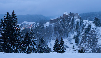 Ch&acirc;teau dans un paysage enneig&eacute;