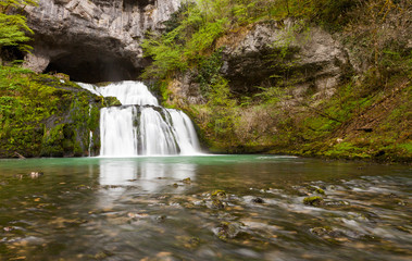 Cascade sortant d'une grotte