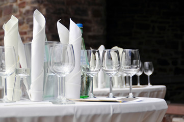 Nappe blanche et verres à vin