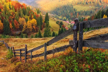 Foto auf Acrylglas Herbst Bunte Herbstlandschaftsszene mit Zaun in Siebenbürgen