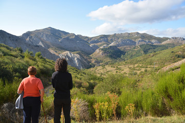 Fototapeta premium kobiety podziwiające krajobraz Picos de Europa