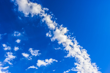 Fototapeta na wymiar Blauer Himmel mit Wolken