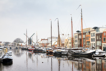Fototapeta na wymiar Winter cityscape of 'Het Galgenwater' in Leiden, the Netherlands