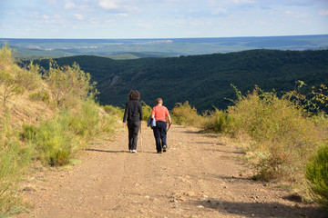 mujeres paseando por un camino de montaña