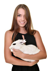 belle femme avec lapin blanc