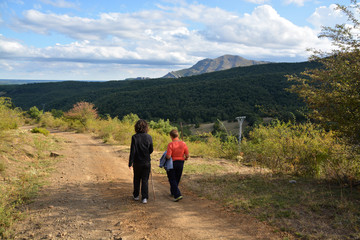 Fototapeta na wymiar caminando por un camino de montaña