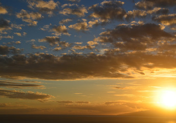 Fototapeta na wymiar Beautiful sunset sky with clouds and sunbeams.