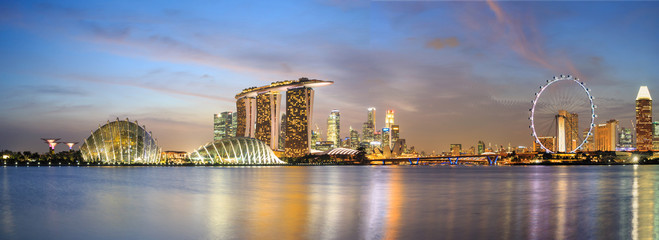 Fototapeta na wymiar Singapore city skyline at twilight.