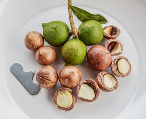 Shelled and unshelled macadamia nuts