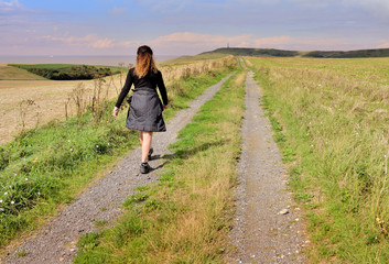 une femme faisant une randonnée