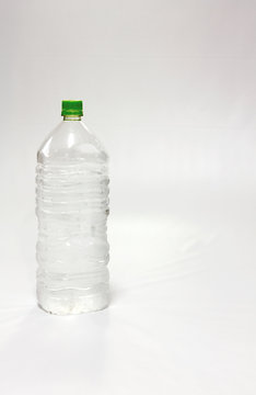 水の入ったペットボトル